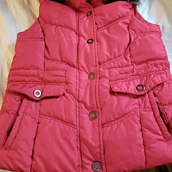 Faded Glory Red Vest Medium has fur hood & detachable pockets snaps & zips NWOT - Picture 13 of 14